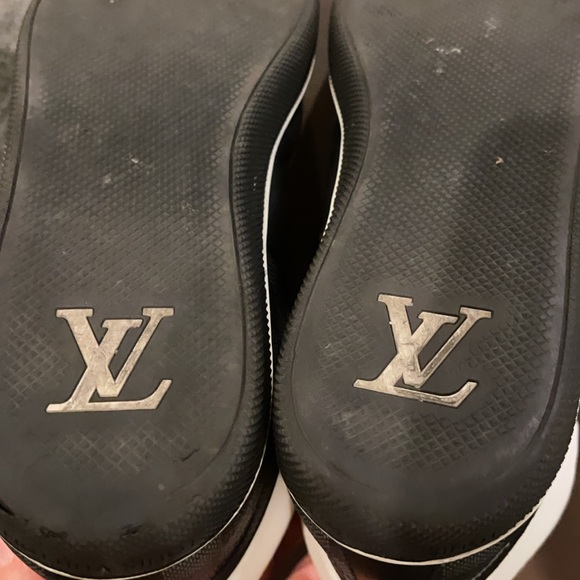 Authentic Louis Vuitton sneakers - Picture 5 of 7